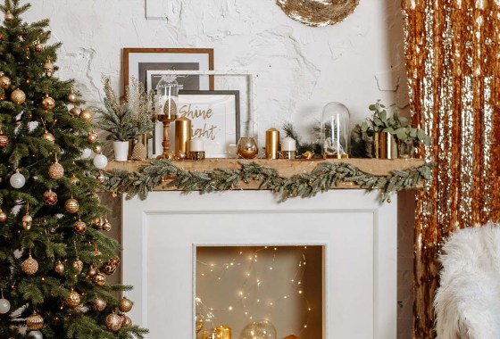 Decorate your fireplace with this festive Christmas decor