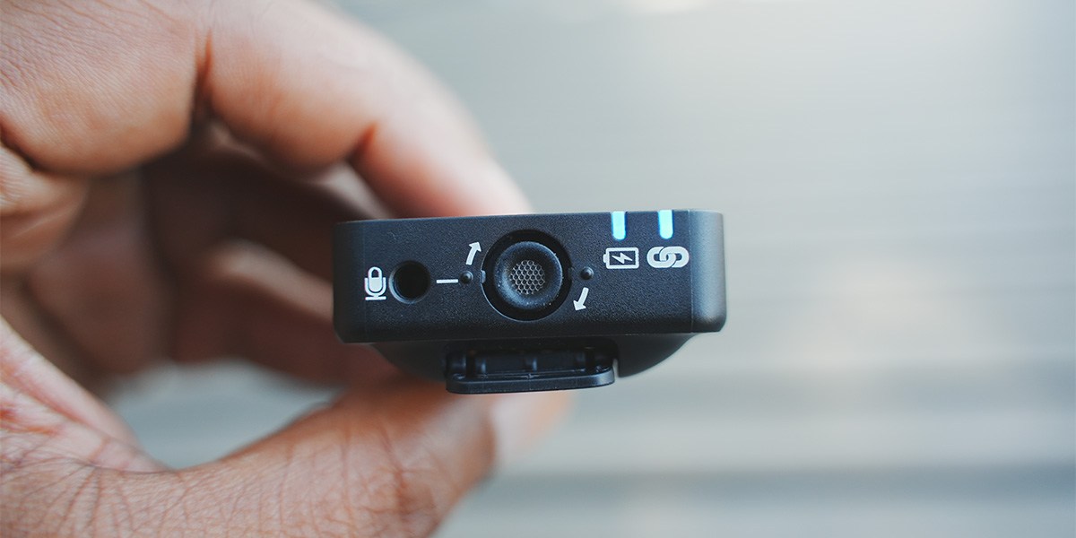 Lavalier microphone with indicator lights on